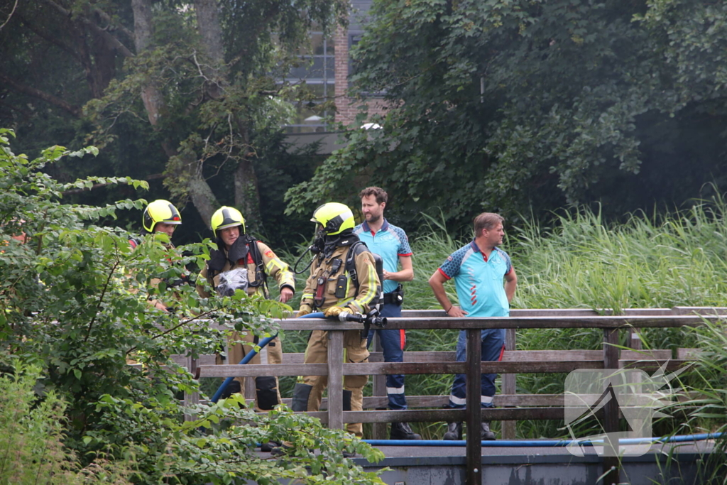 Brandweer ingezet voor fikse brand in woonboot