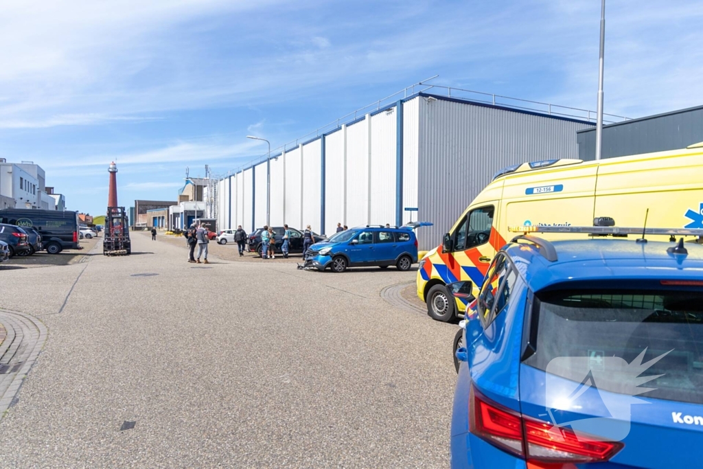 Botsing tussen twee auto's zorgt voor veel schade