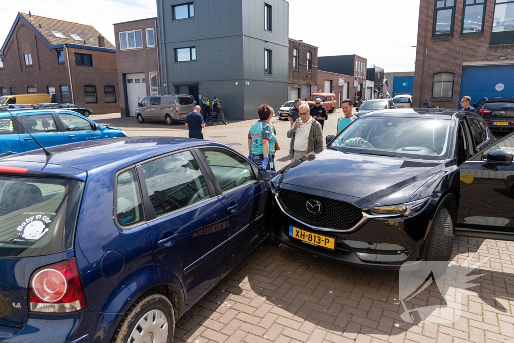 Botsing tussen twee auto's zorgt voor veel schade