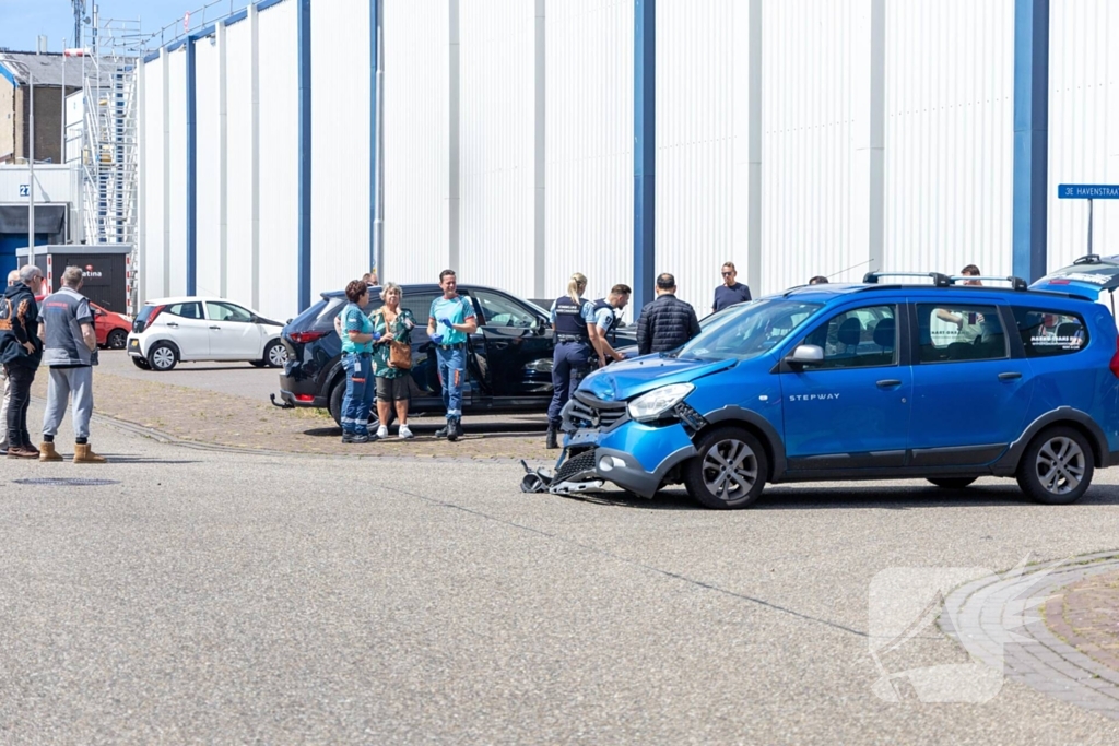 Botsing tussen twee auto's zorgt voor veel schade