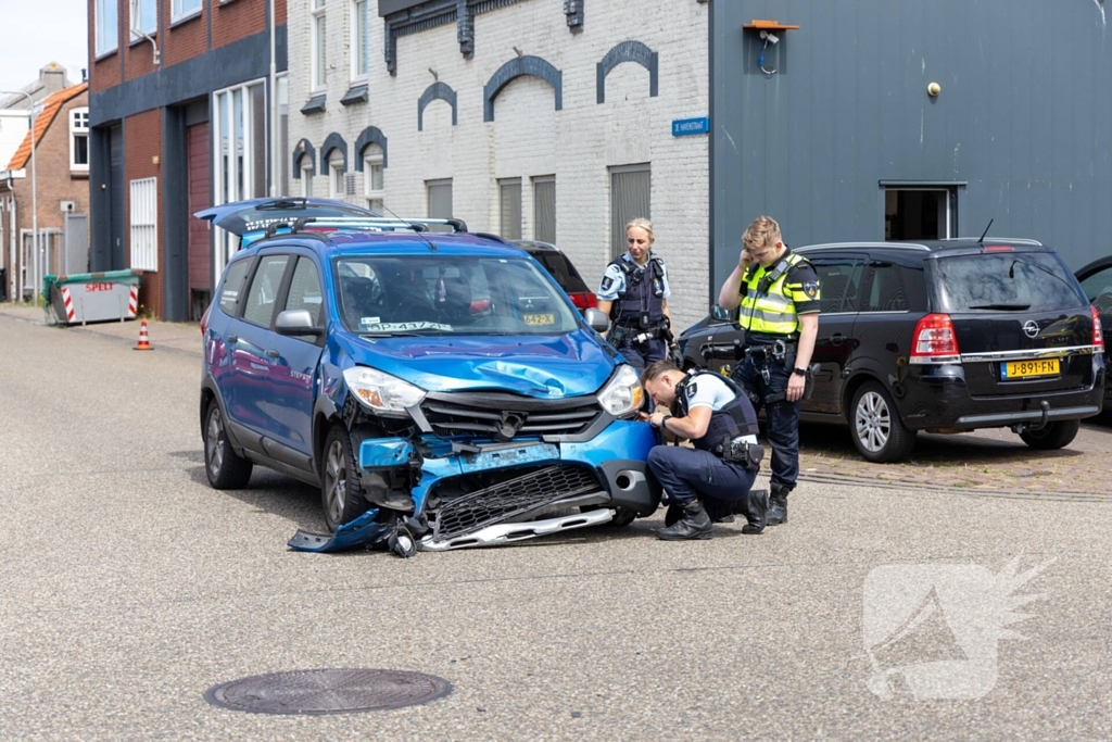 Botsing tussen twee auto's zorgt voor veel schade