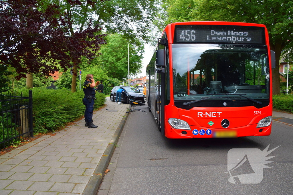 Auto en lijnbus botsen op elkaar