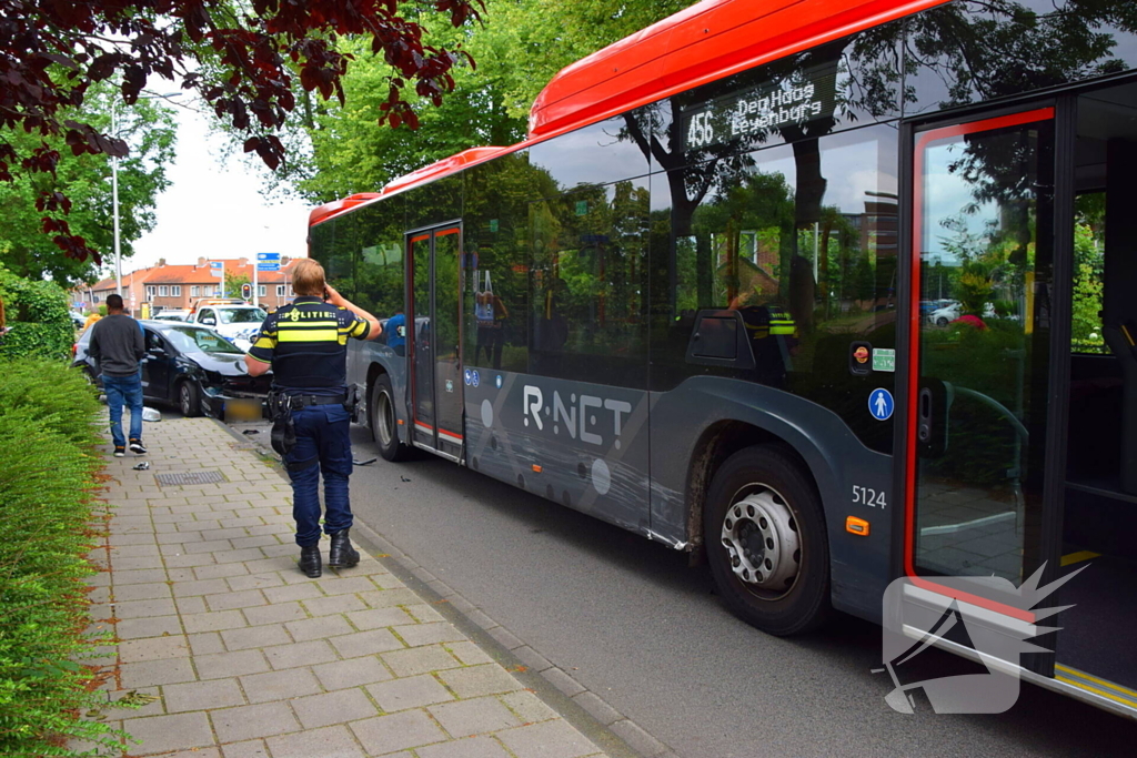 Auto en lijnbus botsen op elkaar