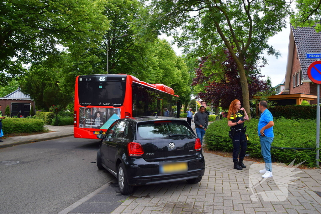 Auto en lijnbus botsen op elkaar