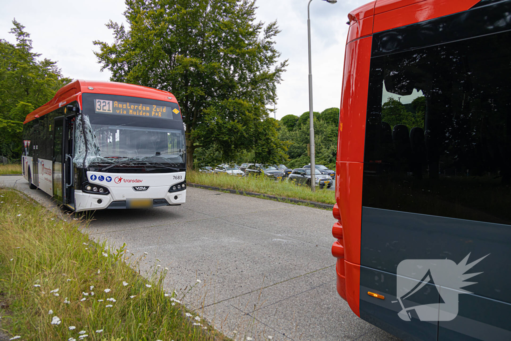 Lijnbussen lopen forse schades op na botsing