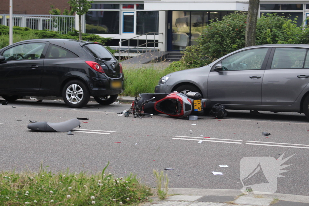 Scooterrijder gewond bij aanrijding met auto