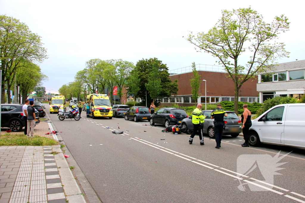 Scooterrijder gewond bij aanrijding met auto