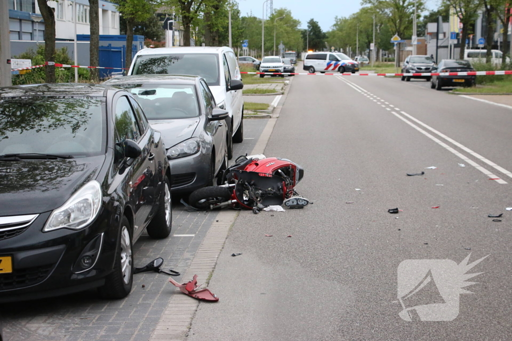 Scooterrijder gewond bij aanrijding met auto