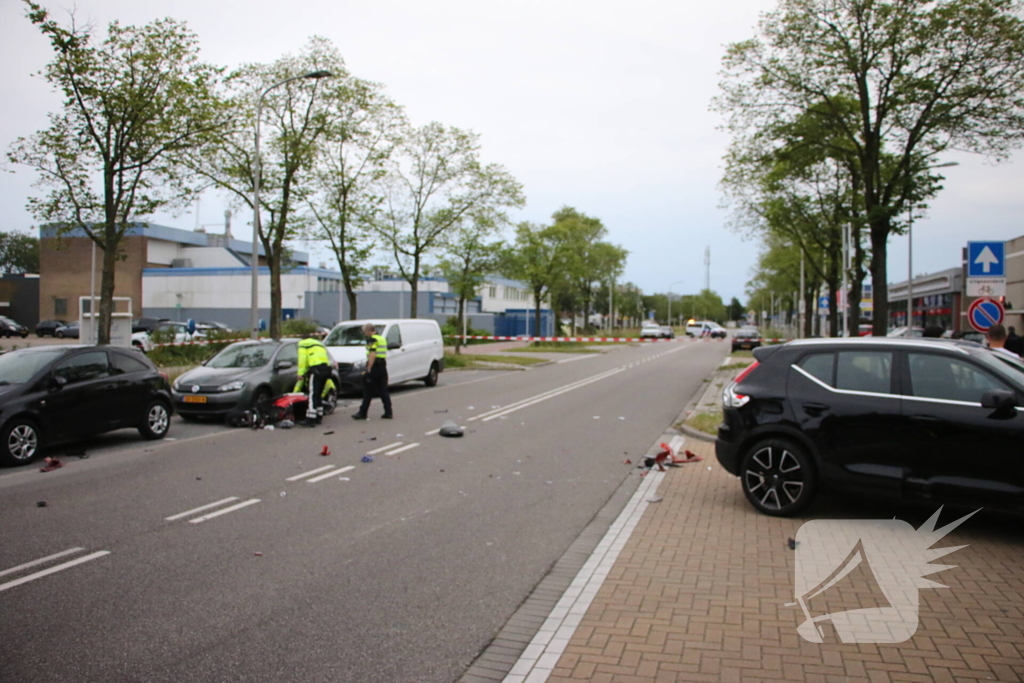 Scooterrijder gewond bij aanrijding met auto