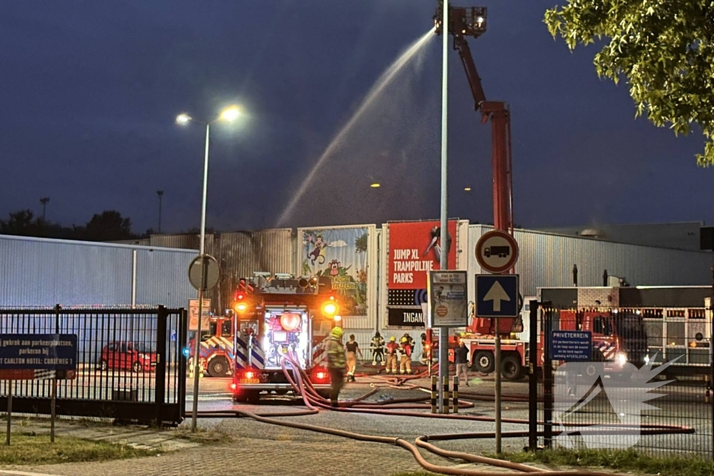 Grote uitslaande brand bij Jump XL