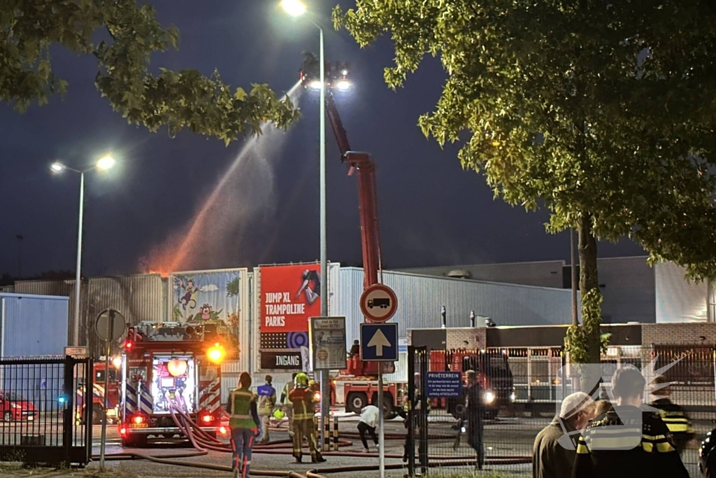 Grote uitslaande brand bij Jump XL