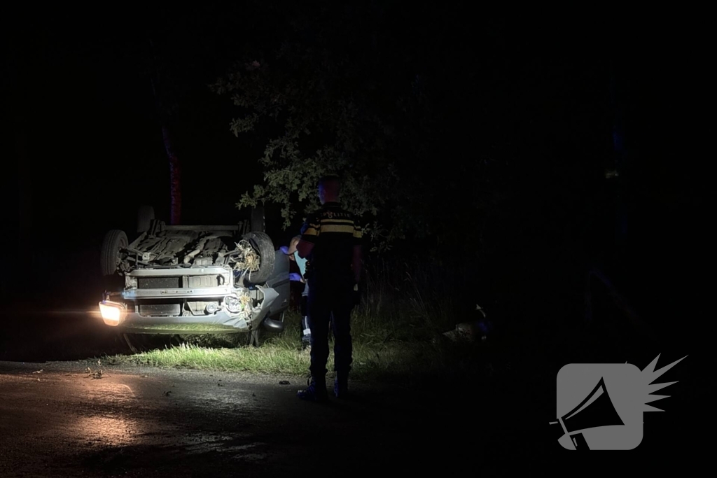 Automobiliste valt in slaap en slaat over de kop