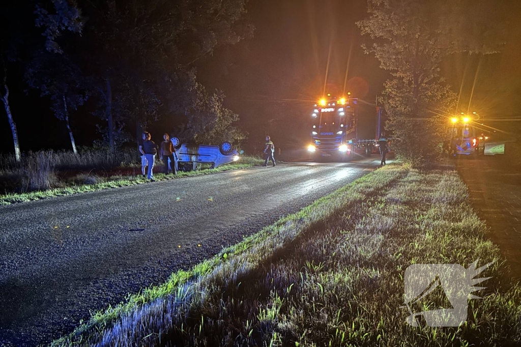 Automobiliste valt in slaap en slaat over de kop