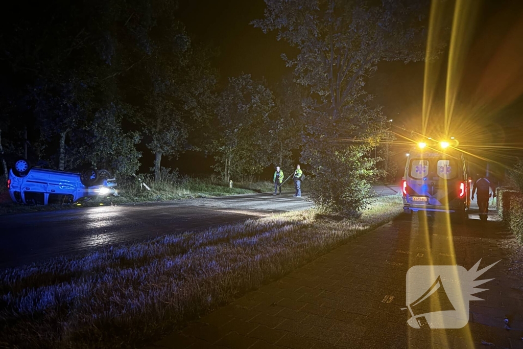 Automobiliste valt in slaap en slaat over de kop