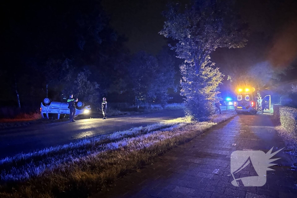 Automobiliste valt in slaap en slaat over de kop