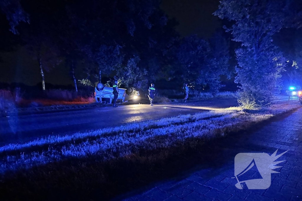 Automobiliste valt in slaap en slaat over de kop