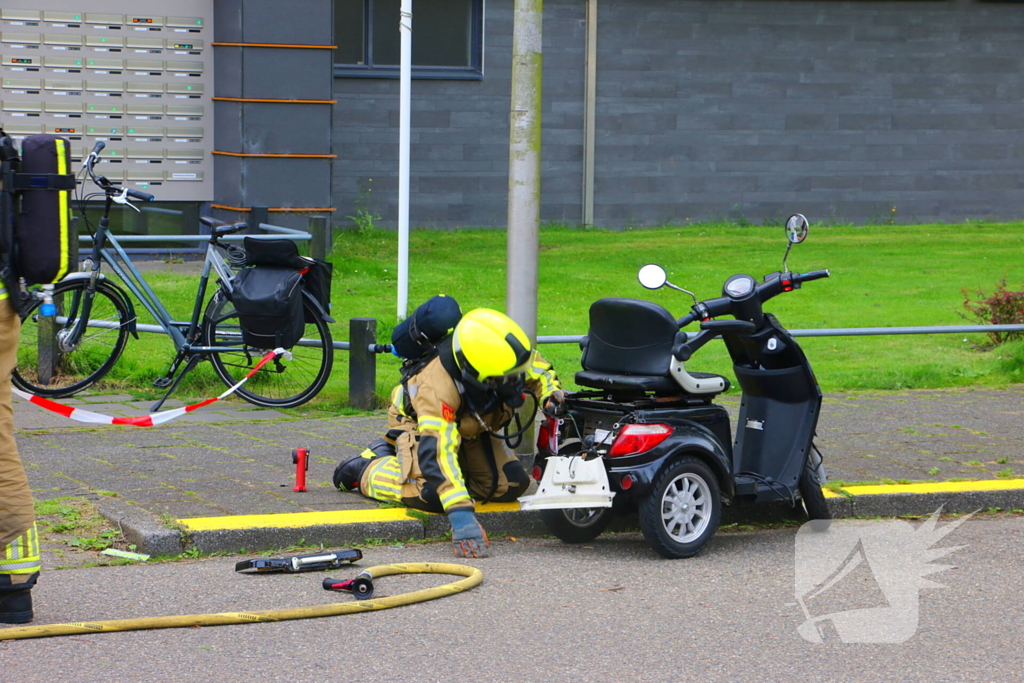 Brandlucht door smeulende accu in scootmobiel