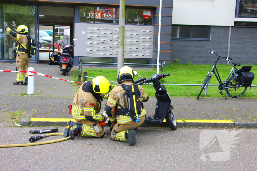 Brandlucht door smeulende accu in scootmobiel