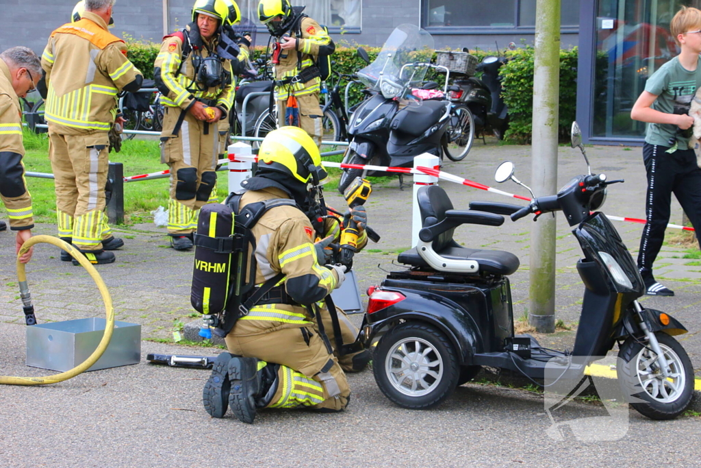 Brandlucht door smeulende accu in scootmobiel