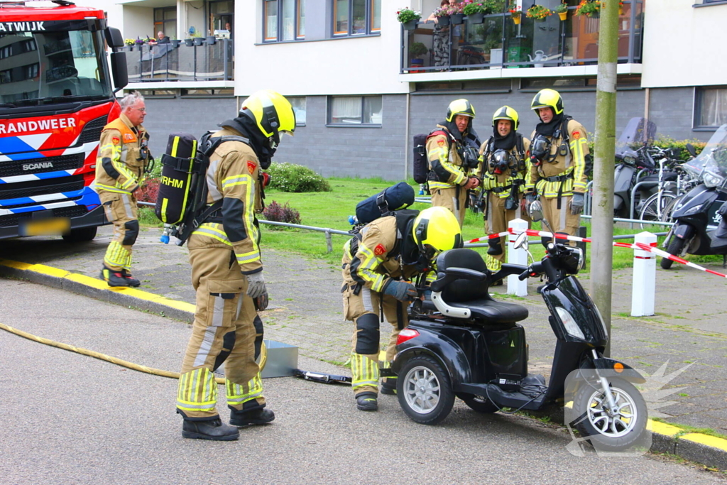 Brandlucht door smeulende accu in scootmobiel