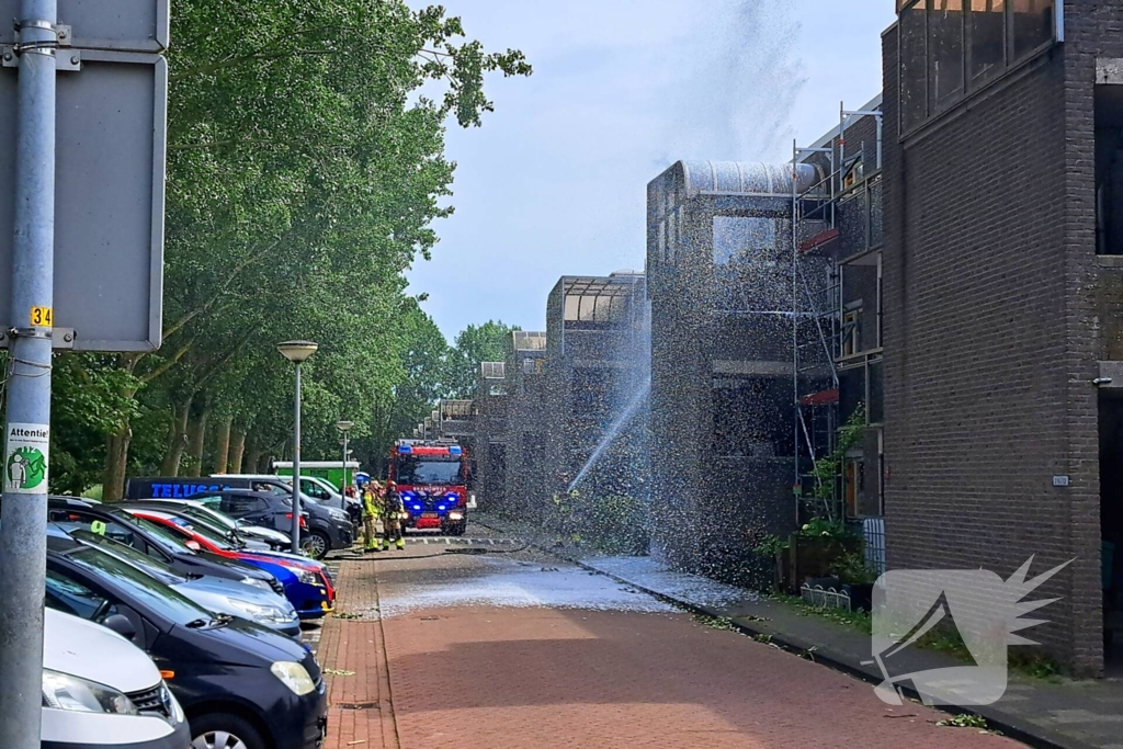 Brandweer ingezet voor brand in dak van portiek