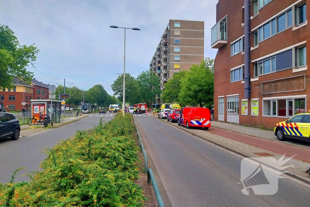 Zwarte rookwolken door grote brand op zesde etage