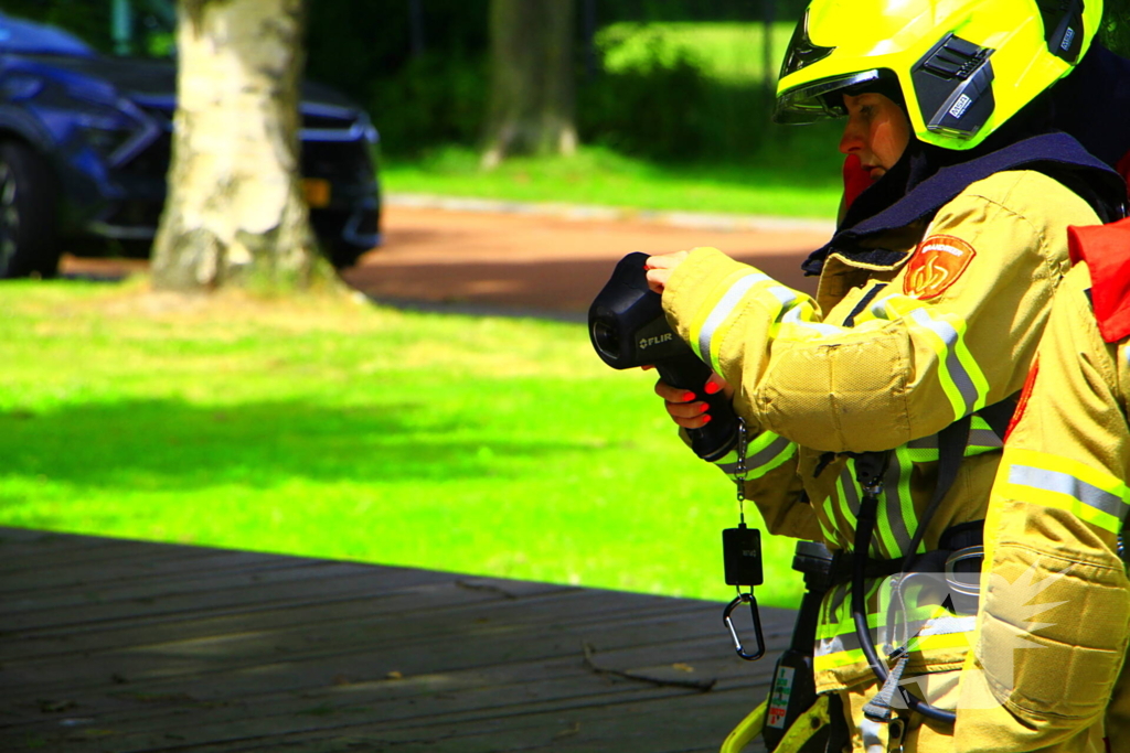 Leraren blussen buitenbrand bij school