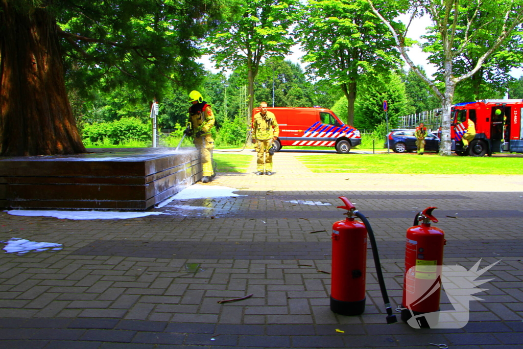 Leraren blussen buitenbrand bij school