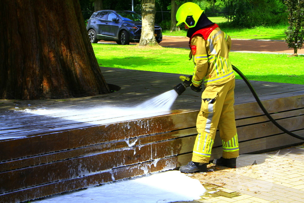 Leraren blussen buitenbrand bij school