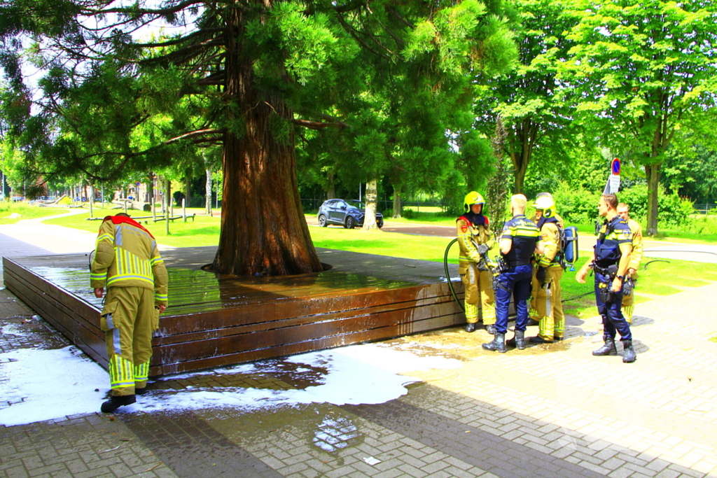 Leraren blussen buitenbrand bij school