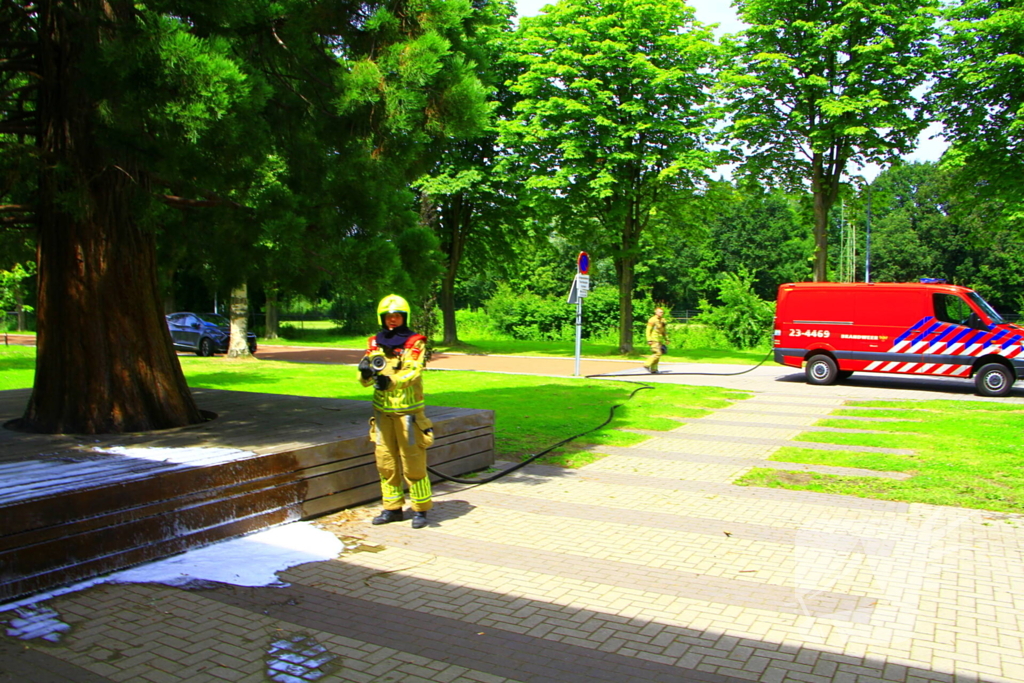 Leraren blussen buitenbrand bij school