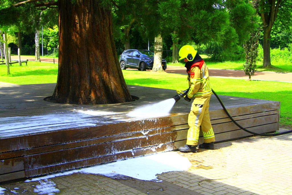 Leraren blussen buitenbrand bij school