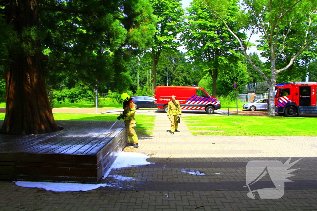 Leraren blussen buitenbrand bij school