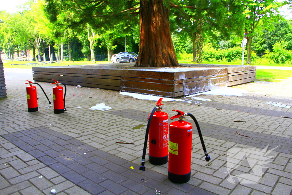 Leraren blussen buitenbrand bij school