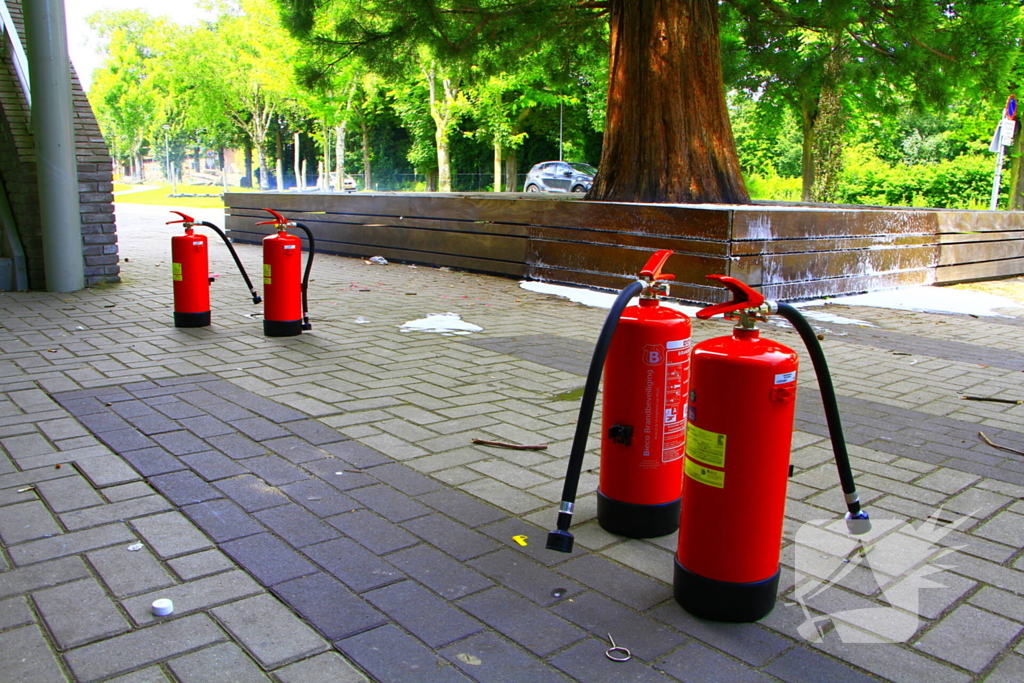 Leraren blussen buitenbrand bij school