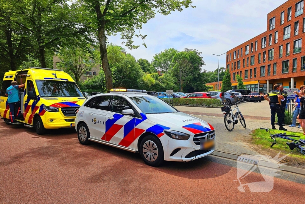 Automobiliste schiet door en botst op geparkeerde voertuigen