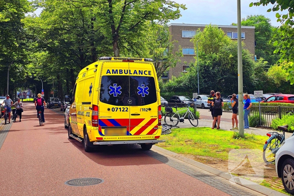 Automobiliste schiet door en botst op geparkeerde voertuigen