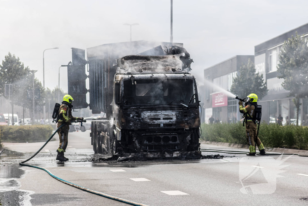 Vrachtwagencabine verwoest door brand