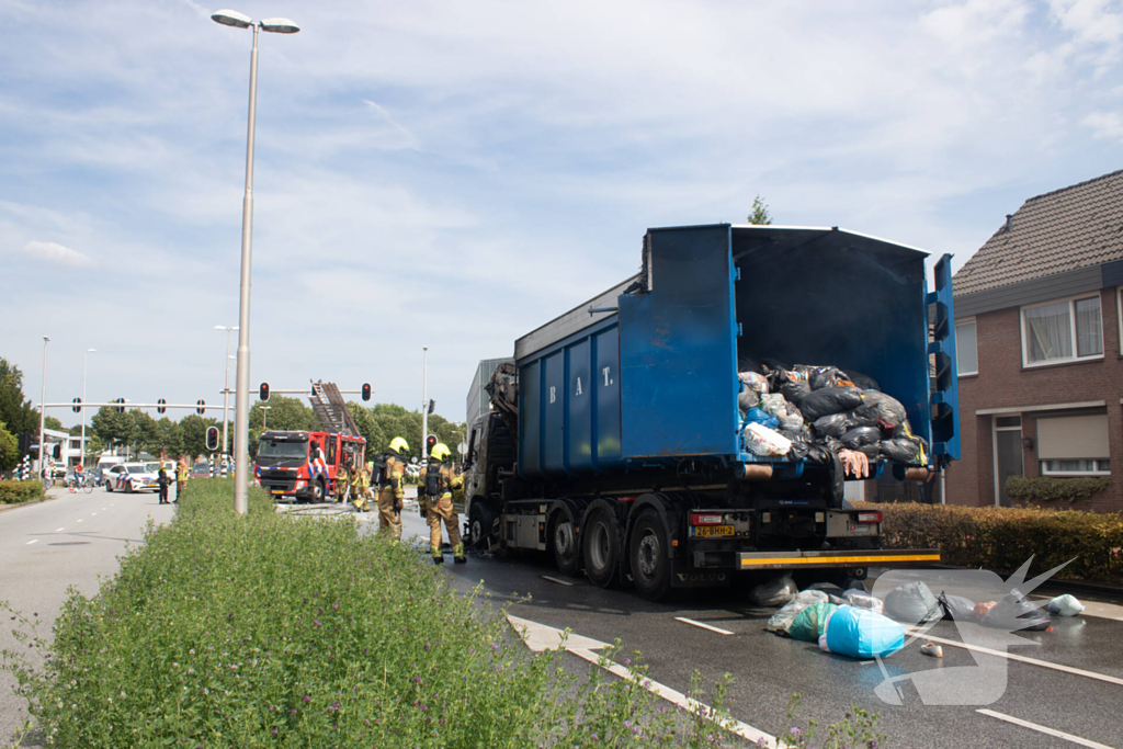 Vrachtwagencabine verwoest door brand