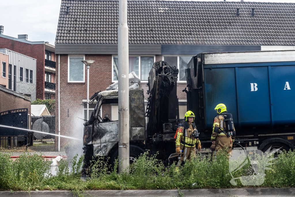 Vrachtwagencabine verwoest door brand