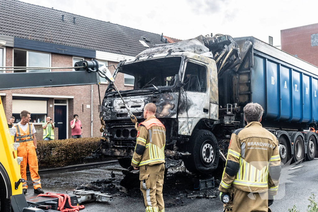 Vrachtwagencabine verwoest door brand