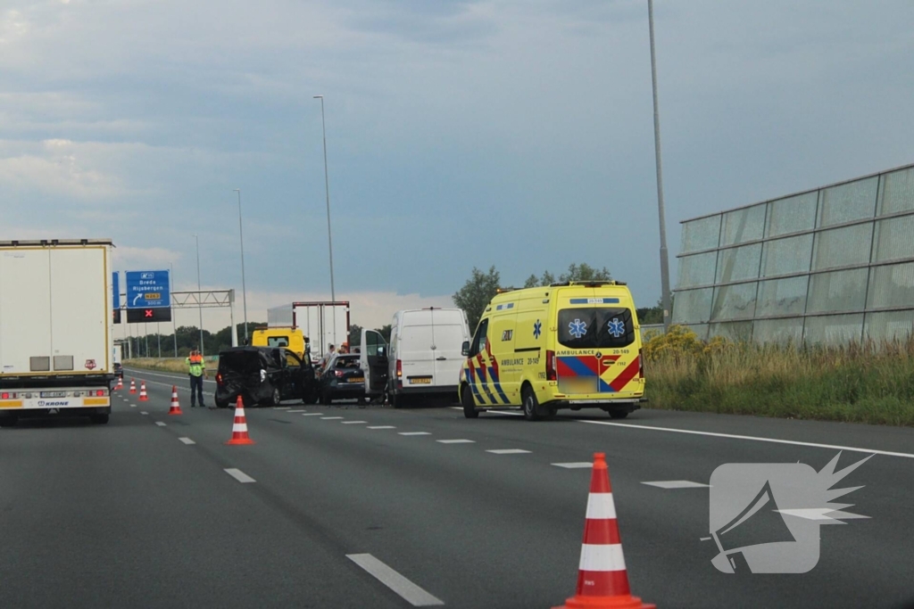 Flinke schade bij aanrijding op snelweg