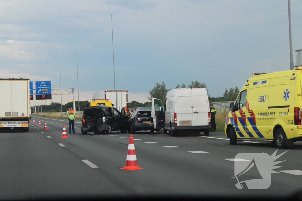 Flinke schade bij aanrijding op snelweg