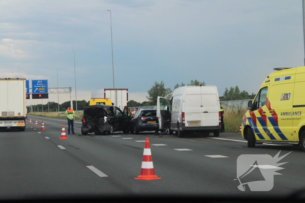 Flinke schade bij aanrijding op snelweg