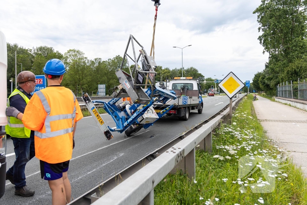 Lange files door gekantelde aanhanger