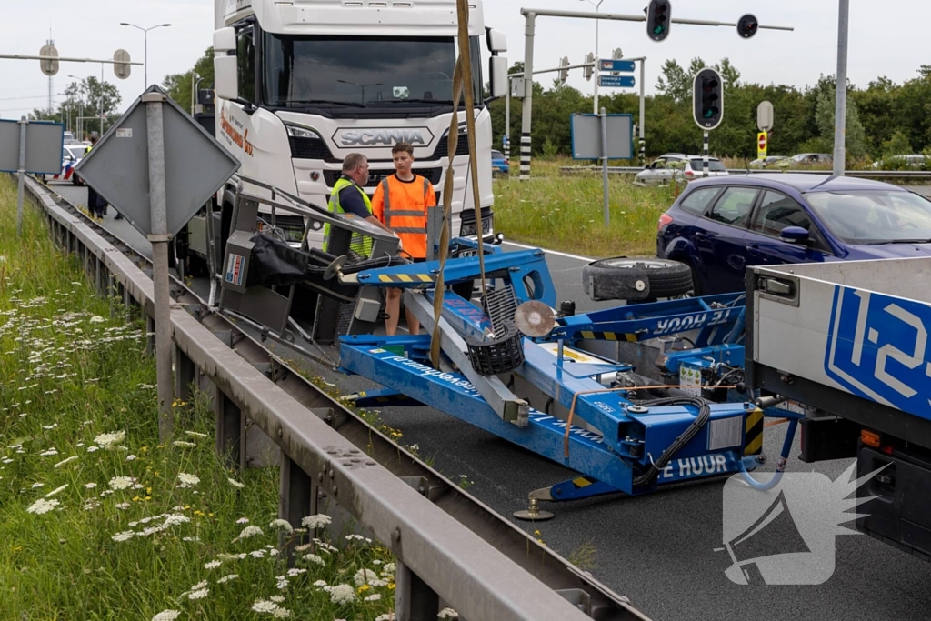 Lange files door gekantelde aanhanger