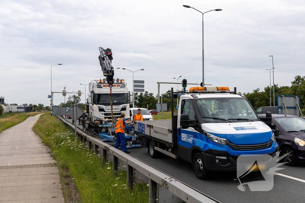 Lange files door gekantelde aanhanger