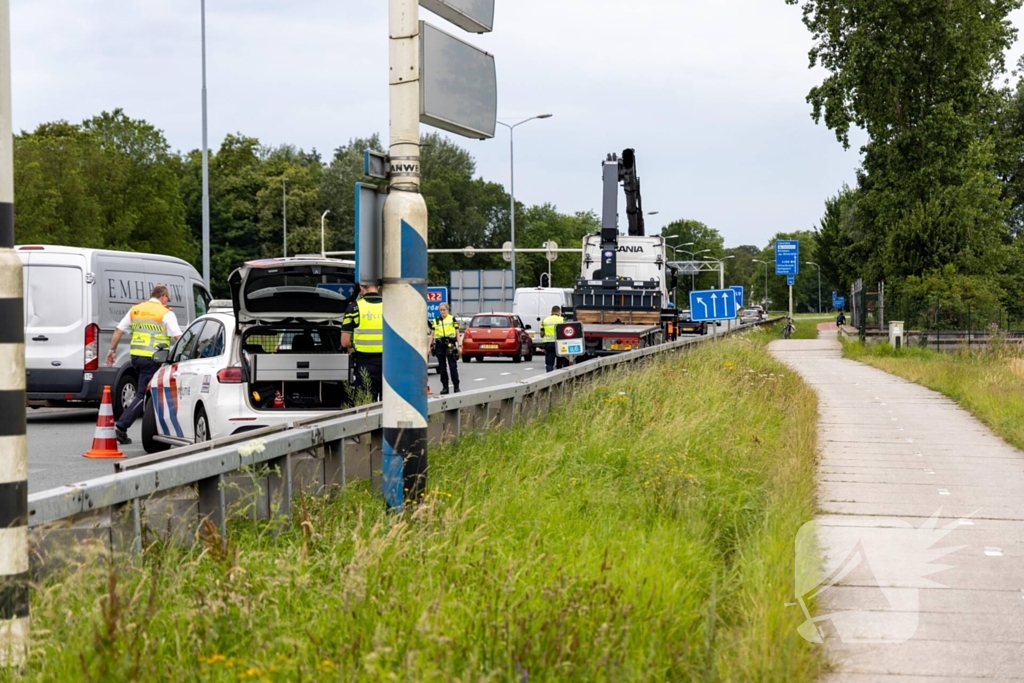 Lange files door gekantelde aanhanger