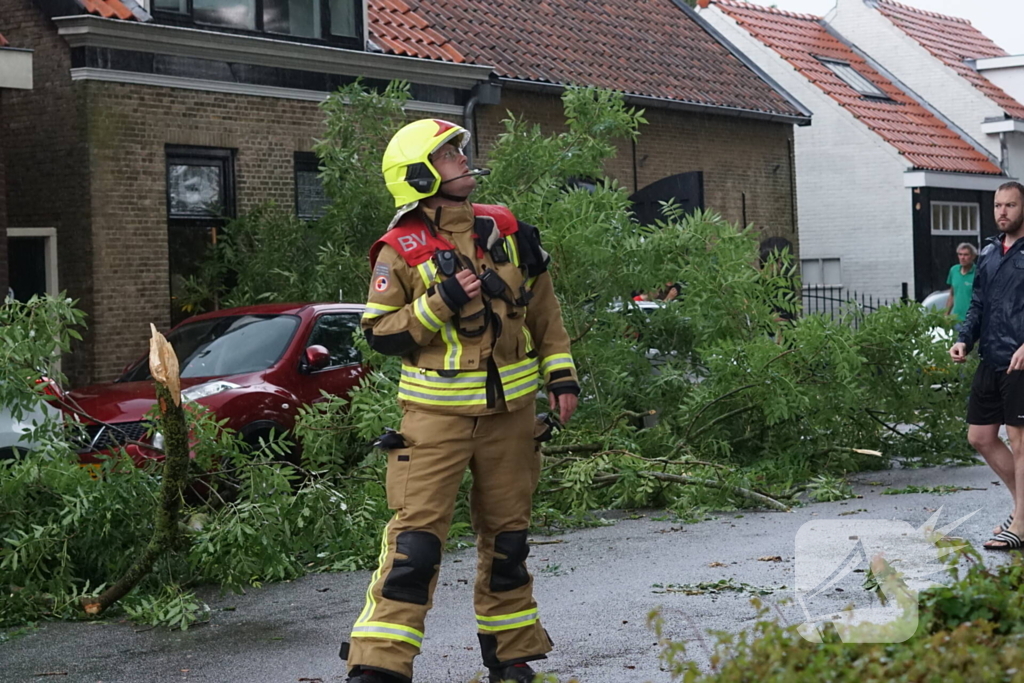 Meerdere takken blokkeren weg door harde wind