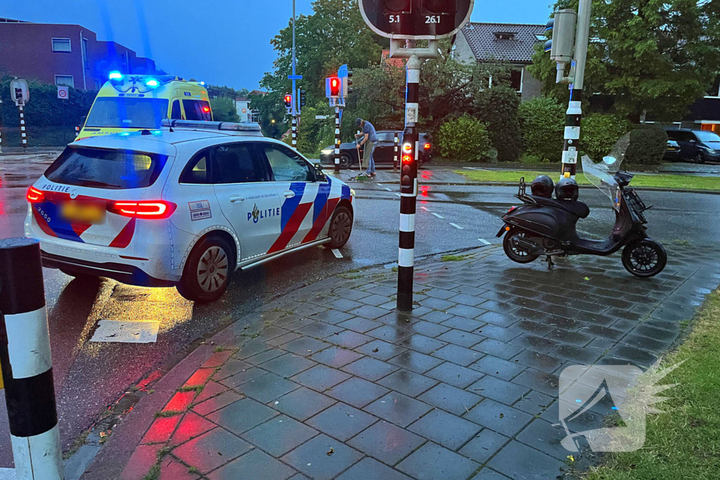 Scooterrijder en automobilist botsen op elkaar